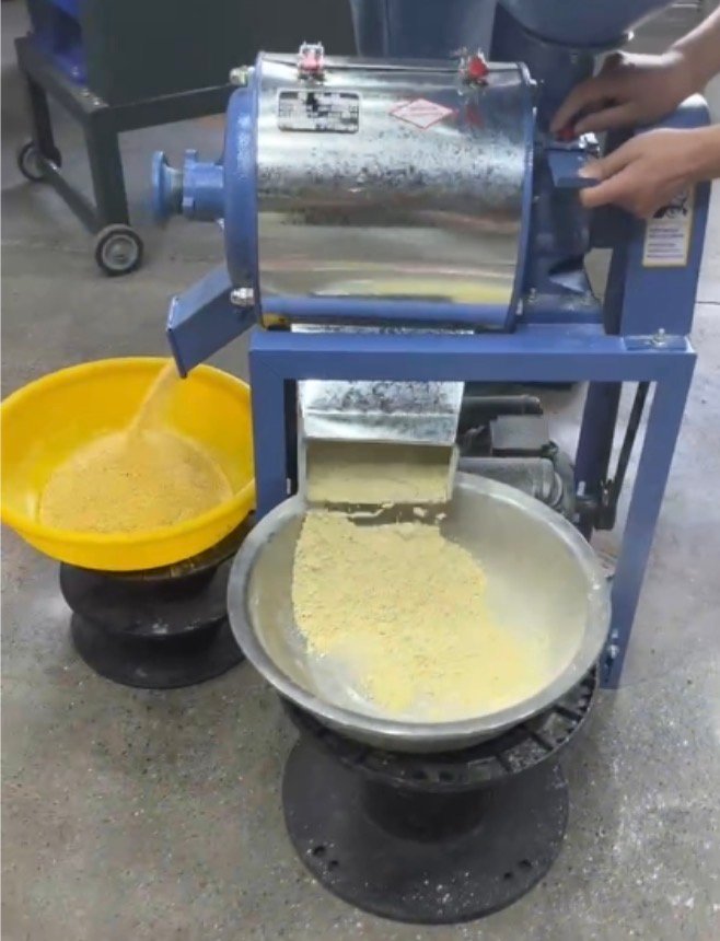 grinder processing dry grains into fine flour